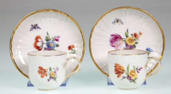 2 KPM-Mokkatassen mit UT, Neuosier, mit polychromer Blumenmalerei und Goldrand, 1x Rand best. - Foto 1