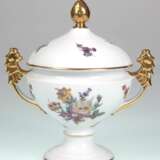 Deckeldose, mit Blumendekor und Goldstaffage, Atelier Tettau, 2 seitl. Henkel, H. 24 cm - photo 1