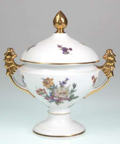 Deckeldose, mit Blumendekor und Goldstaffage, Atelier Tettau, 2 seitl. Henkel, H. 24 cm - photo 1 Deckeldose, mit Blumendekor und Goldstaffage, Atelier Tettau, 2 seitl. Henkel, H. 24 cm - photo 1