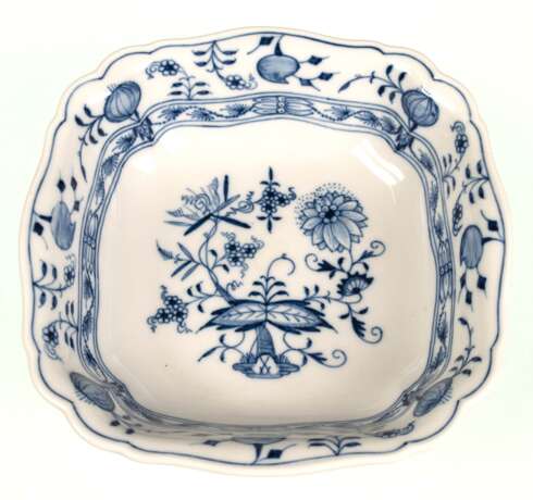 Meißen-Schale, quadratisch, Zwiebelmuster, blaue Schwertermarke mit 2 Schleifstrichen, 6x18,7x18,7 cm - photo 1