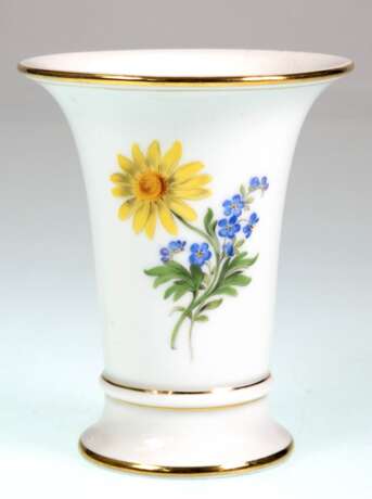 Meissen-Kratervase, Bunte Blume 2 mit Goldrändern, Blaue Schwertermarke, 1. Wahl, H. 13,5 cm - фото 1