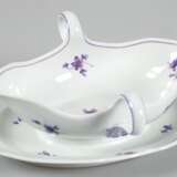 Meissen-Sauciere mit festem Unterteller, 1850-1924, Streublümchen in Lila, 2 seitl. Henkel, 1. Wahl, L. 25 cm - photo 1