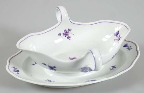 Meissen-Sauciere mit festem Unterteller, 1850-1924, Streublümchen in Lila, 2 seitl. Henkel, 1. Wahl, L. 25 cm - photo 1