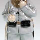 Keramik-Flasche, figürlich "Soldat I. WK", polychrom bemalt, Pickelhaube als Stopfen, H. 20,5 cm - photo 1