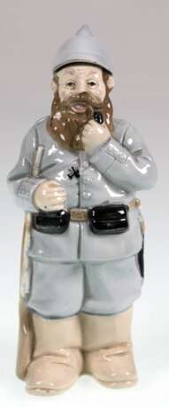 Keramik-Flasche, figürlich "Soldat I. WK", polychrom bemalt, Pickelhaube als Stopfen, H. 20,5 cm - photo 1 Keramik-Flasche, figürlich "Soldat I. WK", polychrom bemalt, Pickelhaube als Stopfen, H. 20,5 cm - photo 1
