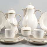 KPM-Kaffeeservice für 6 Personen, Neuozier mit Goldrand und Goldstaffage, bestehend aus Kaffeekanne (Schließnase am Deckel best.), Mokkakanne, Sahnekännchen, Zuckerdose und 6 Kaffeegedecken, blaue Zeptermarke und grüner… - photo 1