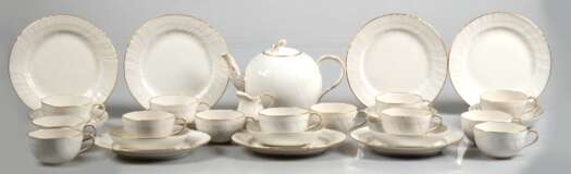 KPM-Teerestservice, Neuozier mit Goldrand und Goldstaffage, bestehend aus Teekanne, kleinem Sahnekännchen, 13 Teetassen, 7 Untertassen (1x Goldrand berieben) und 7 Kuchentellern, blaue Zeptermarke und Reichsapfel in Grün… - photo 1