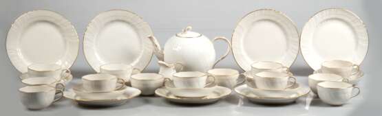 KPM-Teerestservice, Neuozier mit Goldrand und Goldstaffage, bestehend aus Teekanne, kleinem Sahnekännchen, 13 Teetassen, 7 Untertassen (1x Goldrand berieben) und 7 Kuchentellern, blaue Zeptermarke und Reichsapfel in Grün… - photo 1 KPM-Teerestservice, Neuozier mit Goldrand und Goldstaffage, bestehend aus Teekanne, kleinem Sahnekännchen, 13 Teetassen, 7 Untertassen (1x Goldrand berieben) und 7 Kuchentellern, blaue Zeptermarke und Reichsapfel in Grün… - photo 1
