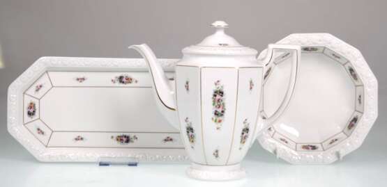 3 Teile Rosenthal-Porzellan, Maria Bunt, mit seitlichem Blumendekor, dabei Schale Dm. 21 cm, Kaffeekanne H. 24 cm und Platte L. 36,5 cm - photo 1