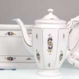 3 Teile Rosenthal-Porzellan, Maria Bunt, mit seitlichem Blumendekor, dabei Schale Dm. 21 cm, Kaffeekanne H. 24 cm und Platte L. 36,5 cm - photo 1