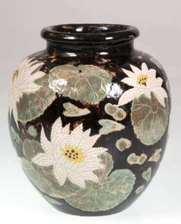 Jugendstil-Vase, Majolika, mit Seerosendekor, H. 21 cm - фото 1