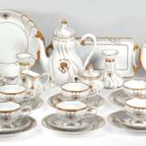 Kaffeeservice für 12 Personen, Weimar Porzellan, Made in Germany, 43-teilig, Barockform, jeweils auf 4 Füßchen, geschweift gerippt, mit Golddekor und Wappenkartusche mit Doppelkopfadler mit Zepter und Reichsapfel, auf Br… - фото 1