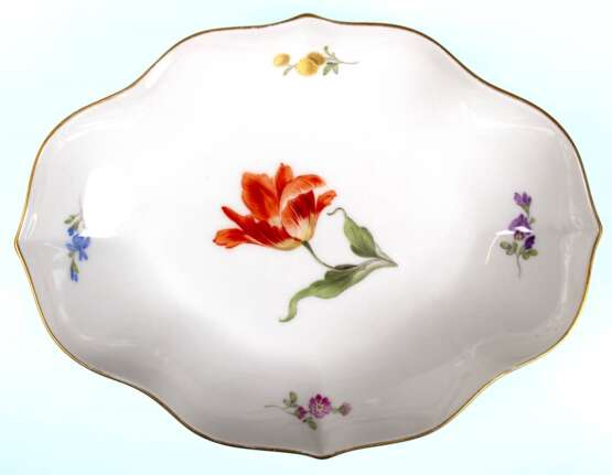 Meißen-Schälchen, vierpaßförmig, Bunte Blume 1 mit Goldrand, blaue Schwertermarke mit 2 Schleifstrichen, L. 19 cm - фото 1