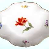 Meißen-Schälchen, vierpaßförmig, Bunte Blume 1 mit Goldrand, blaue Schwertermarke mit 2 Schleifstrichen, L. 19 cm - фото 1