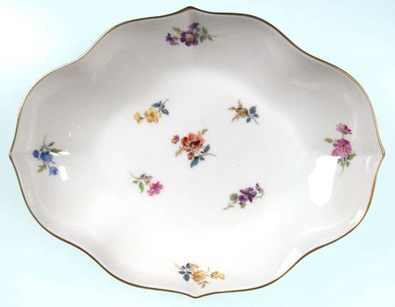 Meißen-Schälchen, vierpaßförmig, Streublume mit Goldrand, blaue Schwertermarke mit 2 Schleifstrichen, L. 19 cm - фото 1