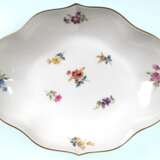 Meißen-Schälchen, vierpaßförmig, Streublume mit Goldrand, blaue Schwertermarke mit 2 Schleifstrichen, L. 19 cm - фото 1