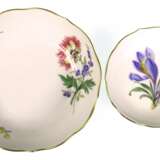 2 diverse Meißen-Schälchen, rund, Bunte Blume 1 und 2 mit Goldrand, 1. Wahl, Dm. 7,7 cm und 11 cm - фото 1