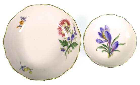 2 diverse Meißen-Schälchen, rund, Bunte Blume 1 und 2 mit Goldrand, 1. Wahl, Dm. 7,7 cm und 11 cm - фото 1