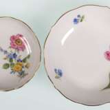 2 diverse Meißen-Schälchen, Blume 3 und Blume 1 mit Goldrändern, 2. Wahl, Dm. 8 cm und 11 cm - фото 1