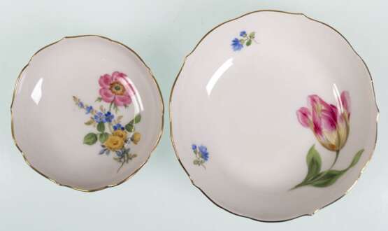 2 diverse Meißen-Schälchen, Blume 3 und Blume 1 mit Goldrändern, 2. Wahl, Dm. 8 cm und 11 cm - фото 1