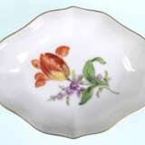 Meißen-Schälchen, vierpaßförmig, Bunte Blume 2 mit Goldrand, 1. Wahl, L. 10,5 cm - фото 1