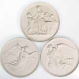 3 Wandplaketten im klassizistischen Stil, Bing & Gröndahl, nach Entwürfen von Thorvaldsen Kopenhagen, Biskuitporzellan, Dm. je 14 cm - фото 1