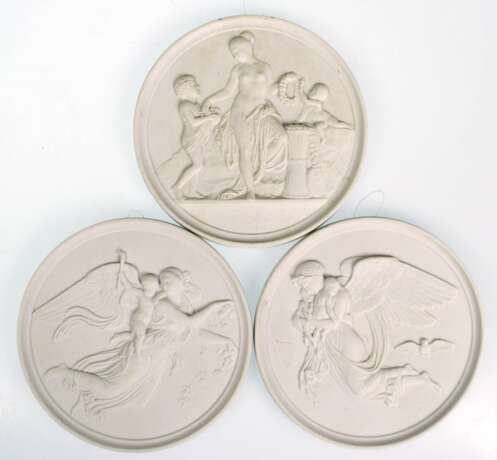 3 Wandplaketten im klassizistischen Stil, Bing & Gröndahl, nach Entwürfen von Thorvaldsen Kopenhagen, Biskuitporzellan, Dm. je 14 cm - фото 1