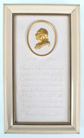 KPM-Wandrelief "Friedrich der Große", mit Zitat, Biskuitporzellan, mit Goldstaffage, im Rahmen, ges. 20x11,5 cm - фото 1