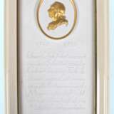 KPM-Wandrelief "Friedrich der Große", mit Zitat, Biskuitporzellan, mit Goldstaffage, im Rahmen, ges. 20x11,5 cm - фото 1