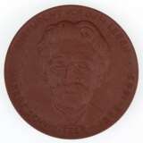 Meißen-Plakette "Albert Schweitzer", Böttger Steinzeug, Dm. 6,3 cm, im Originaletui - Foto 1