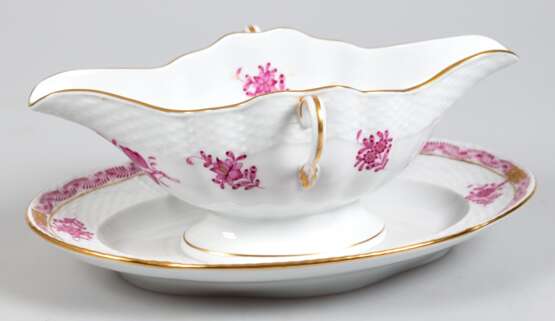 Große Sauciere auf festem Unterteller, Herend, Apponyi Purpur mit Golddekor, L. 24 cm - photo 1 Große Sauciere auf festem Unterteller, Herend, Apponyi Purpur mit Golddekor, L. 24 cm - photo 1