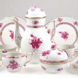 Kaffeeservice für 6 Personen, Herend, Apponyi Purpur mit Goldpunkten und -rändern, 21-teilig, bestehend aus Kaffeekanne H. 26 cm, Sahnekännchen, Zuckerdose (Deckelblüte etwas best.), 6 Kaffeetassen mit UT und 6 Kuchentel… - фото 1