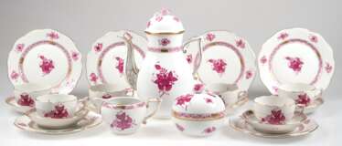Kaffeeservice für 6 Personen, Herend, Apponyi Purpur mit Goldpunkten und -rändern, 21-teilig, bestehend aus Kaffeekanne H. 26 cm, Sahnekännchen, Zuckerdose (Deckelblüte etwas best.), 6 Kaffeetassen mit UT und 6 Kuchentel…
