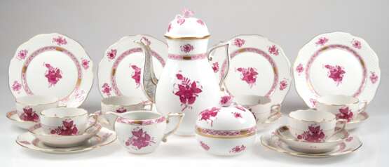 Kaffeeservice für 6 Personen, Herend, Apponyi Purpur mit Goldpunkten und -rändern, 21-teilig, bestehend aus Kaffeekanne H. 26 cm, Sahnekännchen, Zuckerdose (Deckelblüte etwas best.), 6 Kaffeetassen mit UT und 6 Kuchentel… - photo 1 Kaffeeservice für 6 Personen, Herend, Apponyi Purpur mit Goldpunkten und -rändern, 21-teilig, bestehend aus Kaffeekanne H. 26 cm, Sahnekännchen, Zuckerdose (Deckelblüte etwas best.), 6 Kaffeetassen mit UT und 6 Kuchentel… - photo 1