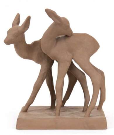 Bach, Else (1899 Heidelberg-1951 Pforzheim), "Zwei Rehkitze", Mod. Nr. 4840, rotbraune Tonskulptur, unglasiert, signiert, Karlsruher Keramik, H. 33 cm, (Deutsche Bildhauerin, ein Großteil ihres Werkes sind Ti… - photo 1 Bach, Else (1899 Heidelberg-1951 Pforzheim), "Zwei Rehkitze", Mod. Nr. 4840, rotbraune Tonskulptur, unglasiert, signiert, Karlsruher Keramik, H. 33 cm, (Deutsche Bildhauerin, ein Großteil ihres Werkes sind Ti… - photo 1