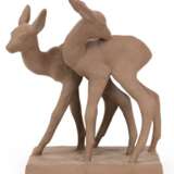 Bach, Else (1899 Heidelberg-1951 Pforzheim), "Zwei Rehkitze", Mod. Nr. 4840, rotbraune Tonskulptur, unglasiert, signiert, Karlsruher Keramik, H. 33 cm, (Deutsche Bildhauerin, ein Großteil ihres Werkes sind Ti… - photo 1