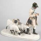 Große Meissen-Figurengruppe "Strickender Schäfer mit 3 Schafen", Entwurf Otto Pilz 1908, Mod.-Nr. 100 K, polychrome Unterglasurmalerei, auf ovaler naturalistisch gestalteten Plinthe, 1. Wahl, 35x43x17 cm - photo 1