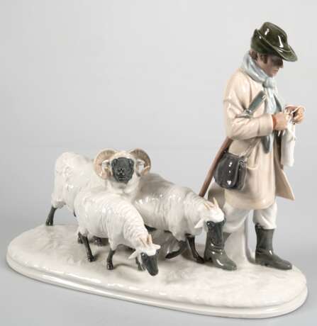 Große Meissen-Figurengruppe "Strickender Schäfer mit 3 Schafen", Entwurf Otto Pilz 1908, Mod.-Nr. 100 K, polychrome Unterglasurmalerei, auf ovaler naturalistisch gestalteten Plinthe, 1. Wahl, 35x43x17 cm - photo 1 Große Meissen-Figurengruppe "Strickender Schäfer mit 3 Schafen", Entwurf Otto Pilz 1908, Mod.-Nr. 100 K, polychrome Unterglasurmalerei, auf ovaler naturalistisch gestalteten Plinthe, 1. Wahl, 35x43x17 cm - photo 1