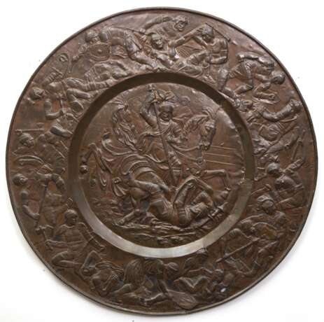 Große Kupferplatte, reliefierte Ritteszenen, mit Beschädigungen, Dm. 97 cm - photo 1 Große Kupferplatte, reliefierte Ritteszenen, mit Beschädigungen, Dm. 97 cm - photo 1