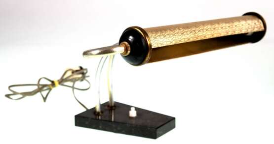 Klavierleuchter, Bauhausstil, um 1920, Marmorfuß, messingfarbener, reliefierter Schirm, H. 18 cm, B. 40,5 cm - photo 1