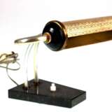 Klavierleuchter, Bauhausstil, um 1920, Marmorfuß, messingfarbener, reliefierter Schirm, H. 18 cm, B. 40,5 cm - photo 1