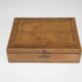 Schmuckkasten, Ende 19. Jh., Furnier aus divers. Holzarten, innen 10 Fächer, davon 6 mit Abdeckung, Innendeckel mit Klappspiegel, Boden mit Schwundriß, Schloß ohne Schlüssel, 7,5x26,5x19,5 cm - Foto 1