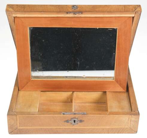 Schmuckkasten, Ende 19. Jh., Furnier aus divers. Holzarten, innen 10 Fächer, davon 6 mit Abdeckung, Innendeckel mit Klappspiegel, Boden mit Schwundriß, Schloß ohne Schlüssel, 7,5x26,5x19,5 cm - Foto 2 Schmuckkasten, Ende 19. Jh., Furnier aus divers. Holzarten, innen 10 Fächer, davon 6 mit Abdeckung, Innendeckel mit Klappspiegel, Boden mit Schwundriß, Schloß ohne Schlüssel, 7,5x26,5x19,5 cm - Foto 2