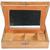 Schmuckkasten, Ende 19. Jh., Furnier aus divers. Holzarten, innen 10 Fächer, davon 6 mit Abdeckung, Innendeckel mit Klappspiegel, Boden mit Schwundriß, Schloß ohne Schlüssel, 7,5x26,5x19,5 cm - Foto 2