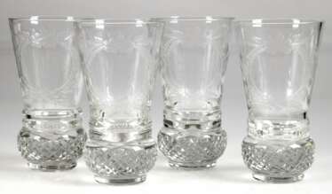 4 Ranftgläser im Freimaurerstil (Kanone) mit massivem schwerem Fuß, Kuppa mit unbeschrifteter floraler Kartusche, Sockel umlaufend mit Steineldekor, H. 13,5 cm