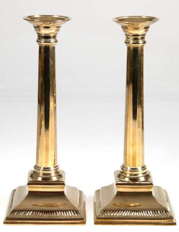 Paar Messing-Leuchter, um 1900, 1-kerzig, gegliederter Schaft, H. 27 cm - photo 1 Paar Messing-Leuchter, um 1900, 1-kerzig, gegliederter Schaft, H. 27 cm - photo 1