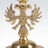 Lübecker Miniaturleuchter, Messing, 1-flammig, auf rundem Fuß, figürlicher Schaft mit Doppelkopfadler mit Brustschild, H. 8 cm - photo 1