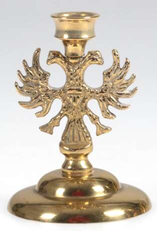 Lübecker Miniaturleuchter, Messing, 1-flammig, auf rundem Fuß, figürlicher Schaft mit Doppelkopfadler mit Brustschild, H. 8 cm - photo 1 Lübecker Miniaturleuchter, Messing, 1-flammig, auf rundem Fuß, figürlicher Schaft mit Doppelkopfadler mit Brustschild, H. 8 cm - photo 1