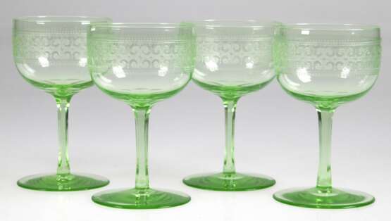 4 Weingläser, Uranglas, mit ausgeschliffenem Abriß, Kuppa umlaufend mit guillochiertem Dekor, H. 12 cm - photo 1 4 Weingläser, Uranglas, mit ausgeschliffenem Abriß, Kuppa umlaufend mit guillochiertem Dekor, H. 12 cm - photo 1
