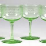 4 Weingläser, Uranglas, mit ausgeschliffenem Abriß, Kuppa umlaufend mit guillochiertem Dekor, H. 12 cm - фото 1